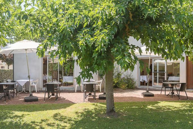 Hotel Platanes - Kb Hotel Group Etauliers Luaran gambar