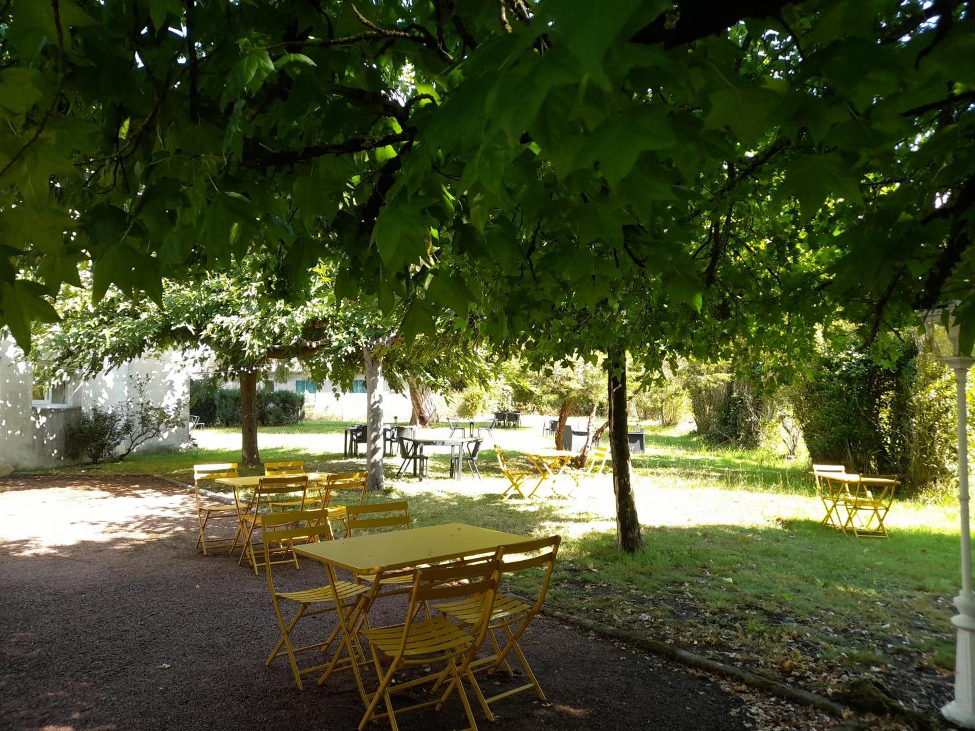 Hotel Platanes - Kb Hotel Group Etauliers Luaran gambar