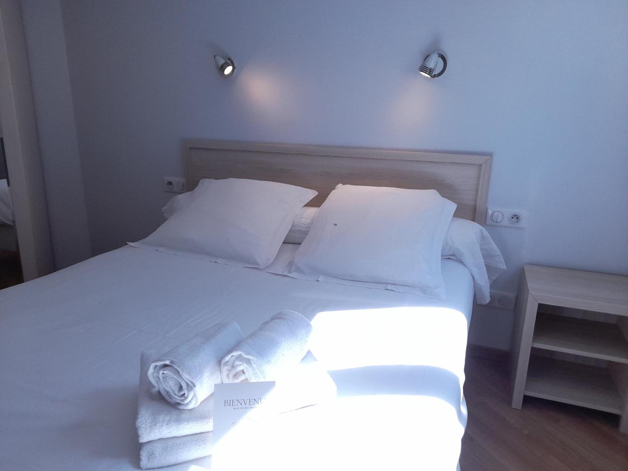 Hotel Platanes - Kb Hotel Group Etauliers Luaran gambar