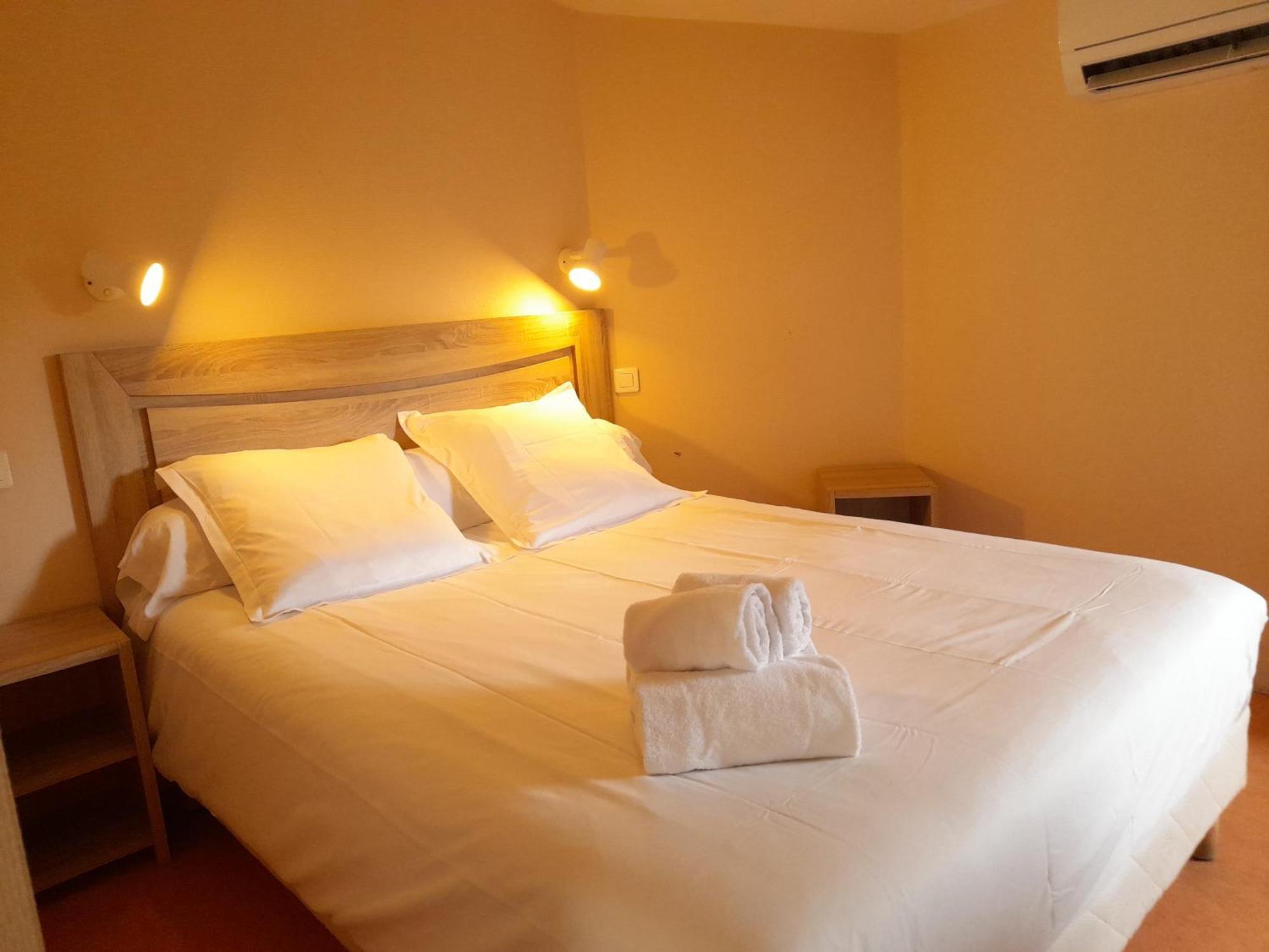 Hotel Platanes - Kb Hotel Group Etauliers Luaran gambar