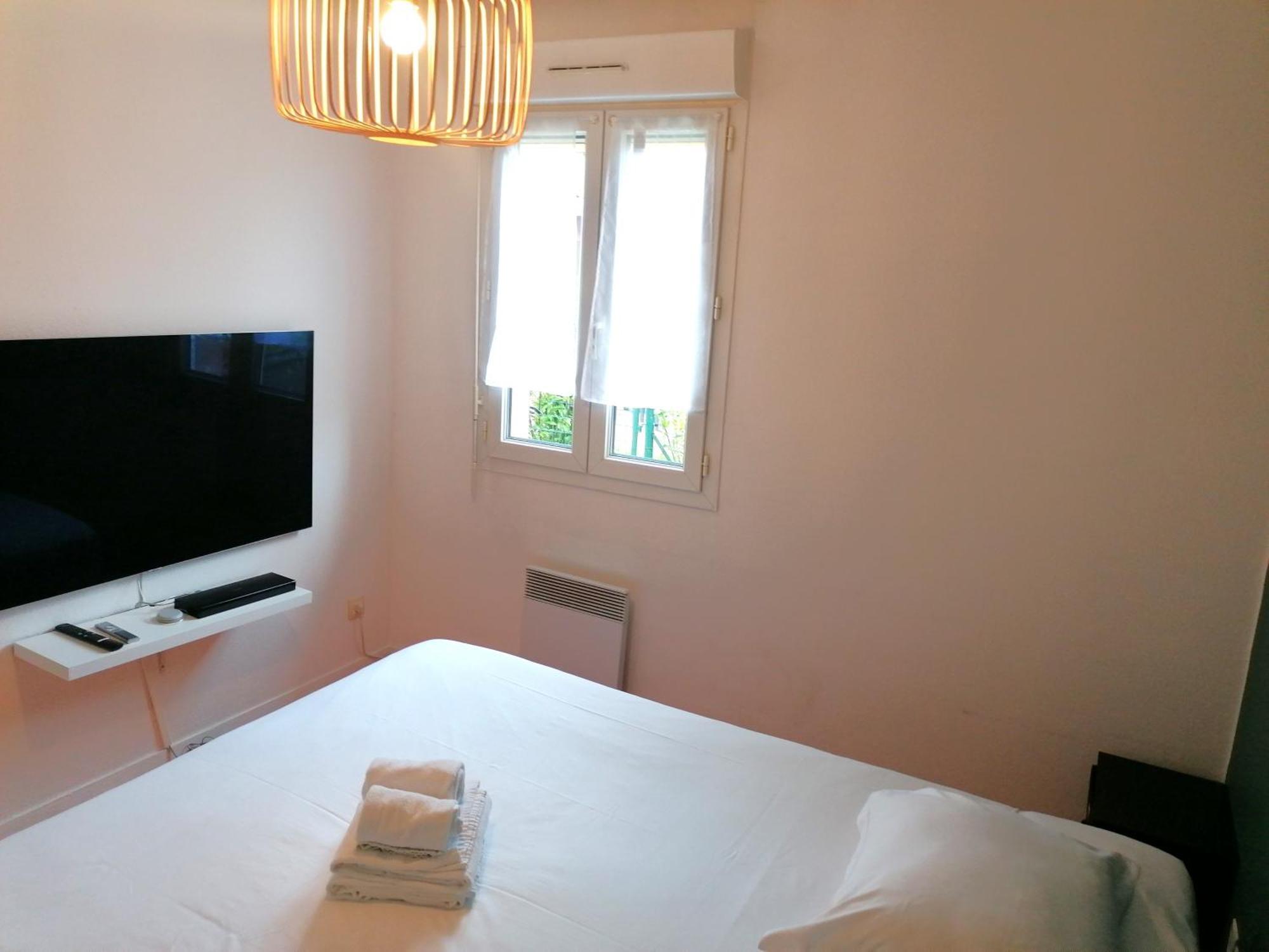 Hotel Platanes - Kb Hotel Group Etauliers Luaran gambar